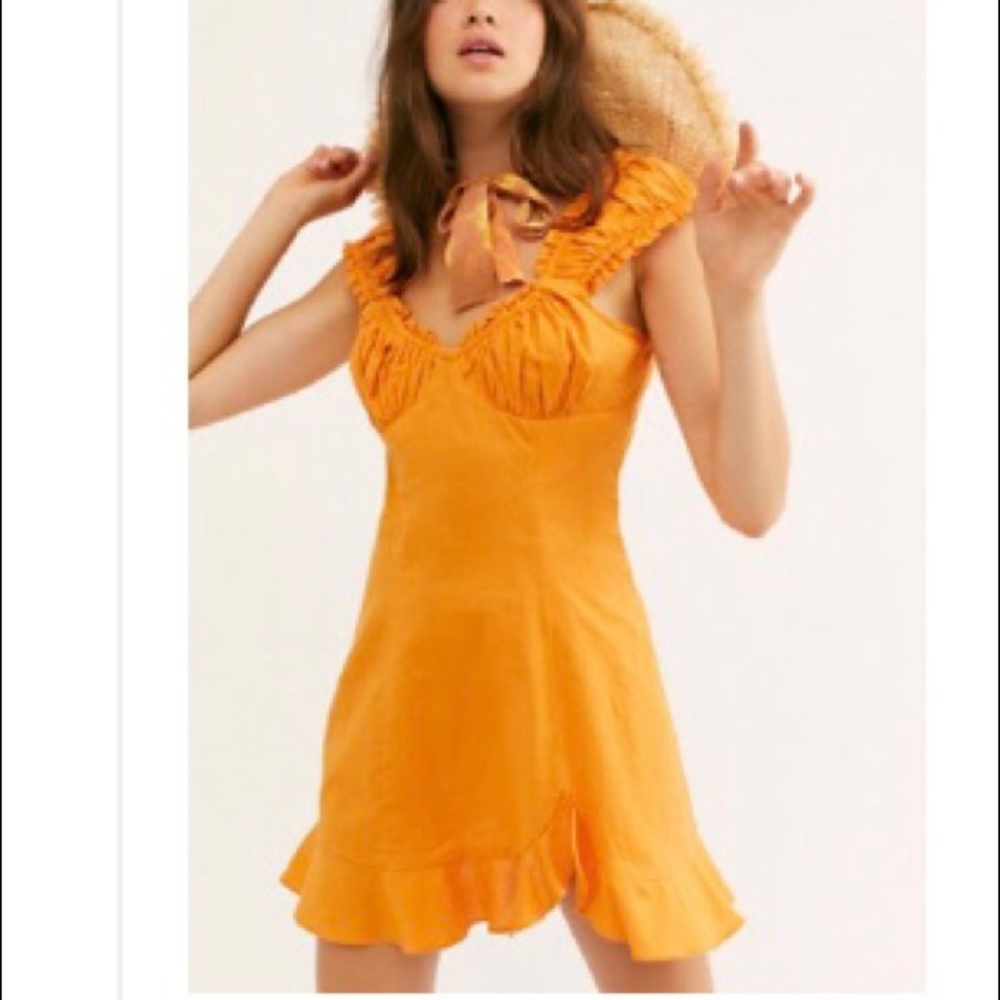 Bustier-inspired bodice
Elastic neckline and strap